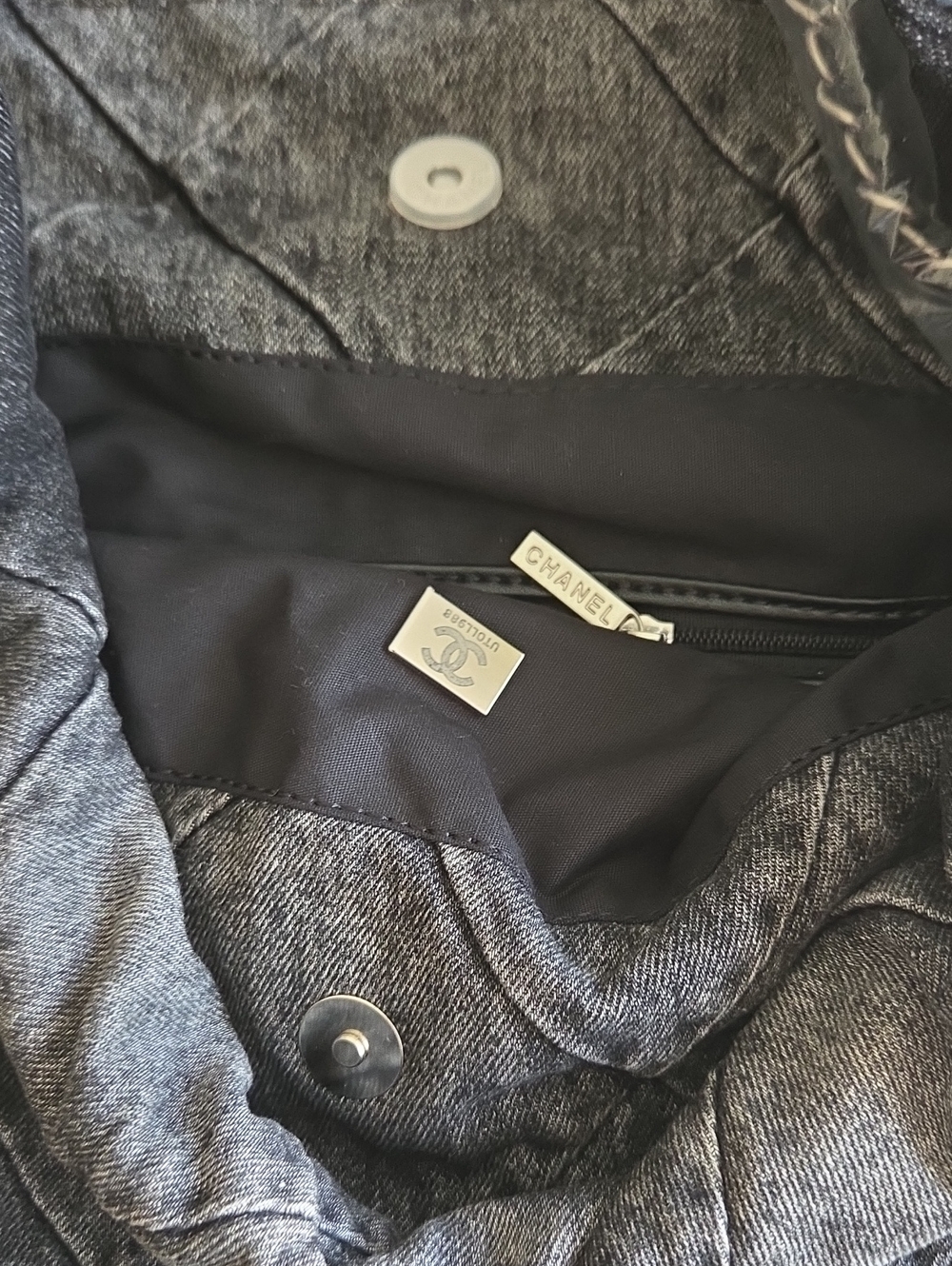 NWOT Black Distressed Jean Material Quilted Shoulder Bag - Picture 5 of 9